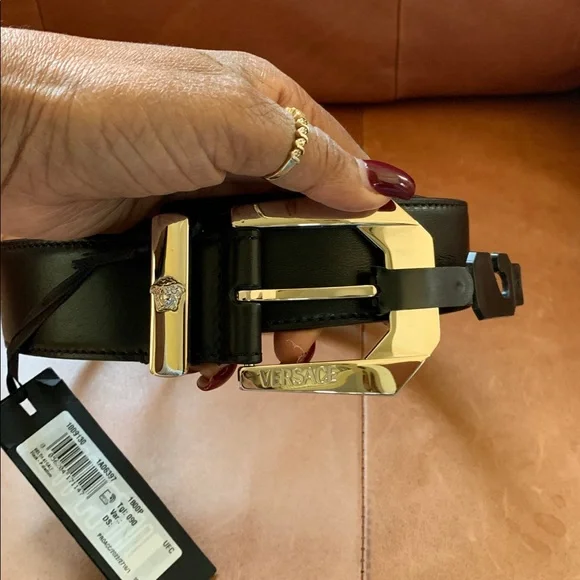 Strikingly Beautiful NWT Versace Black Leather Belt -Silver  display picture 3